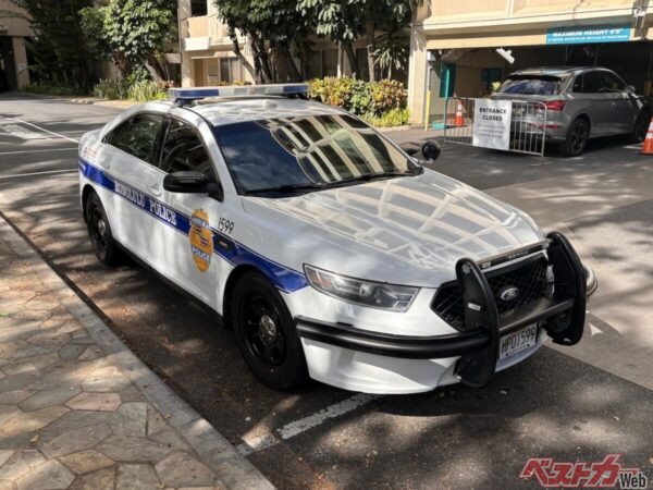 写真が通常のデカール入りパトカー。これなら一目でパトカーだと認識できるだろう。