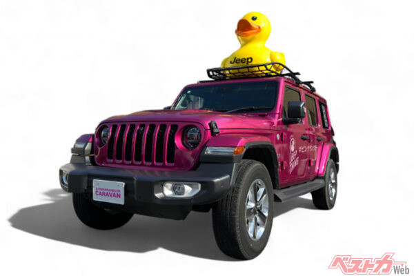 車両側面には#ピンクラングラーのサインとQRコードをデザイン。ジープダックは世界中のオーナー間で人気急上昇中だ