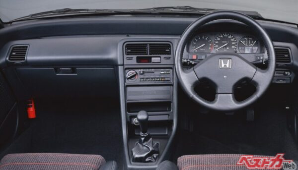 2代目CR-Xのインテリア。ドライバー中心のレイアウトに設計されており、スポーツカーとしての没入感を演出している