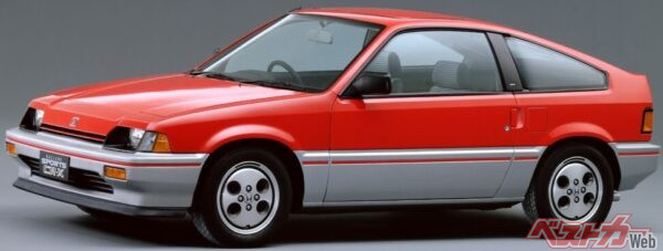 1983年に発売された初代「バラードスポーツCR-X」。VTECが搭載される前ではあるが、新素材による軽量化や個性的なスタイリングによって若者に大いに支持された