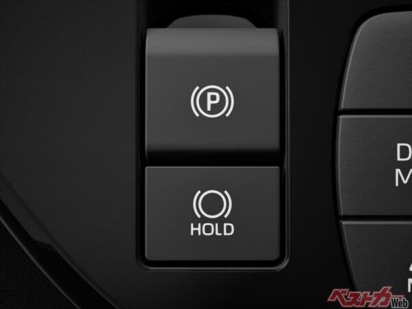 オートブレーキホールドは停車時にブレーキを踏むとそのまま保持。渋滞時や信号待ちでの負担を軽減します。エンジンスイッチをOFFにしても作動スタンバイが維持されるため、運転するたびに設定を変更する必要がなく便利