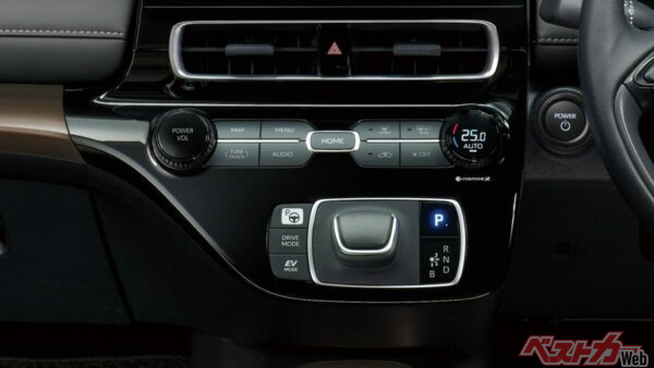 こちらは従来型のエアコン操作スイッチ。上の写真と見比べてもらうとわかるが、新型では液晶内で確認できる情報量が大幅に増している