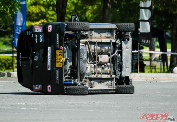 超低速でコテンと横転。しかし乗員も無事だし、オイルやガラスなどの飛散もなく済んだ