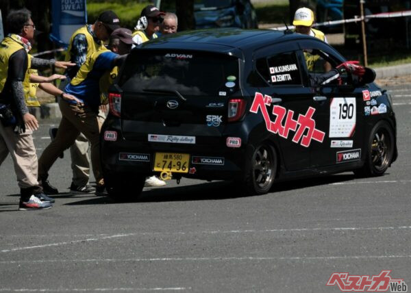 オフィシャルさんに大感謝!!　クルーの無事を確認し思わず”派手にやったね”という笑みが溢れる