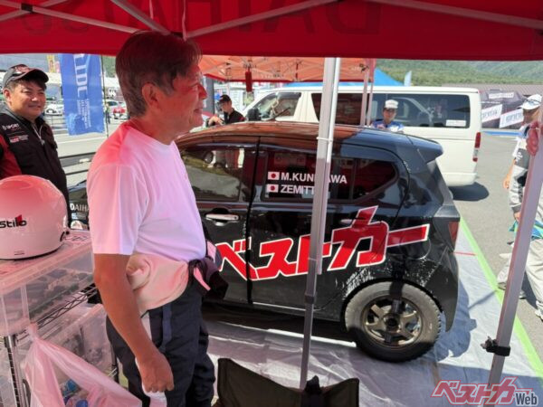 珍しく元気のなかった国沢さん。経済的な負担はもとより、若手育成の場でのクラッシュに落胆しているようだ