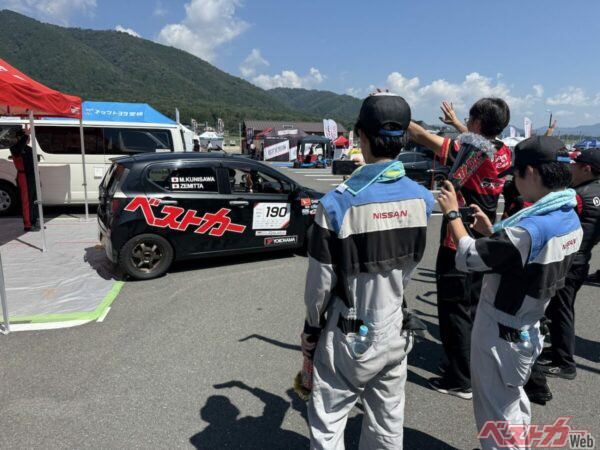 編集部としても日産のつなぎを着てダイハツ車を見送る、みたいな光景はとっても好きなのだ。ダイハツの皆さんもありがとうございました