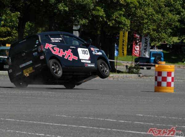 フワリと片輪が浮いた瞬間は問題ないのだが、この写真の時にはすでに助手席側のタイヤが路面をかっちりと掴んでしまった