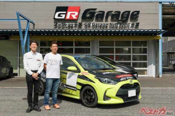 山下さんが通勤に使っているYaris Cup Carの前で記念撮影。普段乗ることでレースに活かせることもあるという