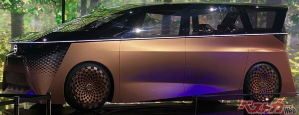 JMS2023で初公開された大型ミニバンのコンセプトカー「ハイパーツアラー」。あれから2年が経過した今回のJMS2025では、市販型の新型エルグランドが出展されるはず!!