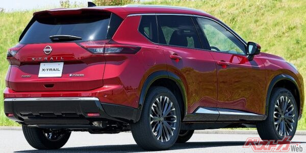 Новый Nissan X-Trail 2025: стиль, технологии и борьба за лидерство среди SUV
