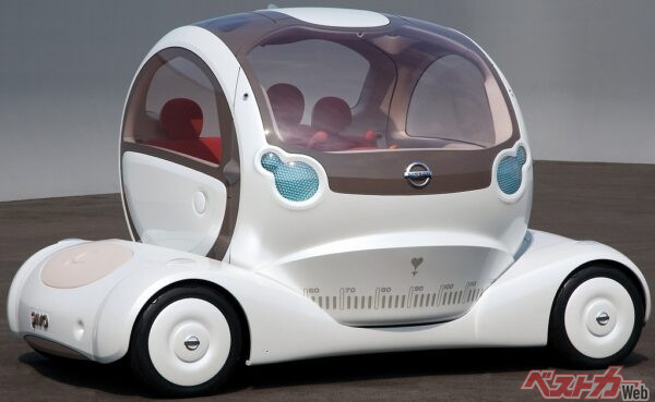 東京モーターショー2005に出展された初代「PIVO」。動力源を電気に置き換え「バイワイヤ技術」によって機械的なリンク機構を廃するなど、車両パッケージングに革新をもたらしたコンセプトカーだった