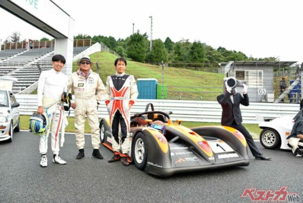 スタート進行時、由良さんが公式LIVE出演のため不在に。残った吉田広樹選手、大城一選手、松原秀治選手(写真左から)がグリッドに登場