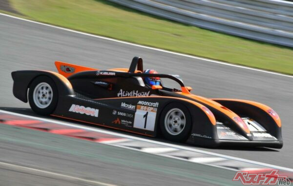 カルボナーラのパワーユニットは、ダイハツ ミラのNAエンジンを規定の範囲内で改造したものを搭載。K4-GPのなかでも屈指の速さをみせるマシンだ