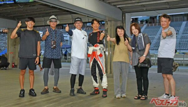 チーム「ゆらたく屋」の面々。左から3番目が違いのわかるレーシングカーデザイナー・由良拓也さん。レース解説などでも活躍中だ