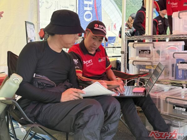 コドライバー経験の長い萩野さんにレクを受けたおかげで成長著しいゼミッタ氏