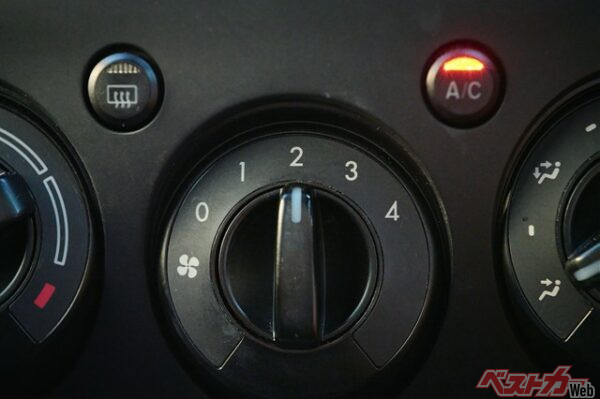 換気機能の進化や電子タバコも普及しているが、サイドバイザー装着率はそんなに大きくは変わっていない!?（kohta65@Adobe Stock）