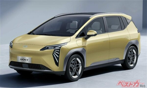 AION Y PLUS。短いボンネット長から広い室内が想像できる