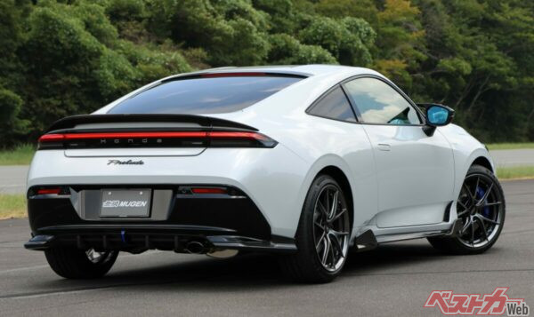 カーボン製のドアミラーカバー、サイドガーニッシュ、リアアンダースポイラー、テールゲートスポイラー、スポーツエキゾーストが装着されている