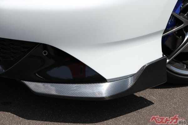 2026年初頭に発売予定のカーボン製フロントアンダースポイラー