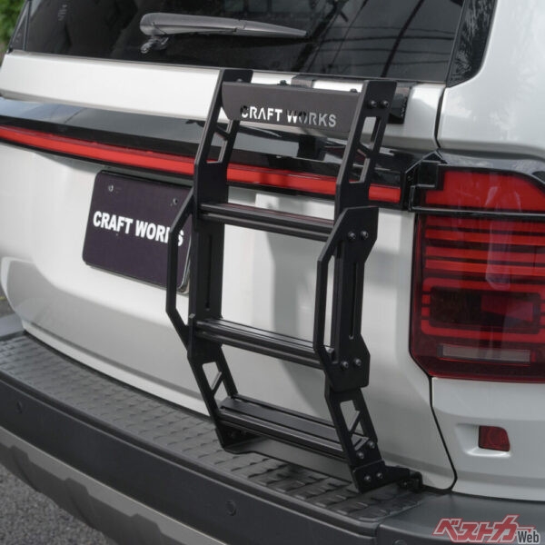 洗車もキャンプも快適に！　ランクル250専用リアラダーが新発売！