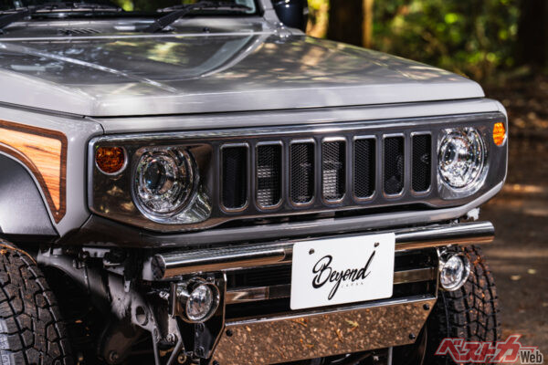 フェイスグリルとフロント＆リアバンパーの組み合わせは、煌めきと古き良きを両立