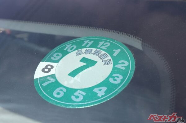 車検ステッカーの近くにあるもう一つのステッカーってなに!?　そもそも法定点検って必要なの？