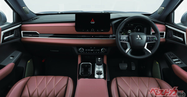 シフトセレクターの位置も左側から右側へ! 内装のアップデートによってさらに快適な運転を実現