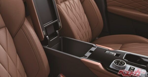 ドリンクホルダーが前部に移ったことで肘置きスペースが拡大。おかげで収納空間も増えた