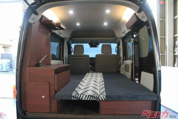 内装ベッド展開状態。インテリアカスタムも選べる