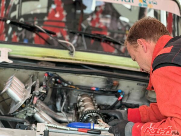 朝5時までかかったLADAの修理。本番でもなかなかのじゃじゃ馬っぷりだった