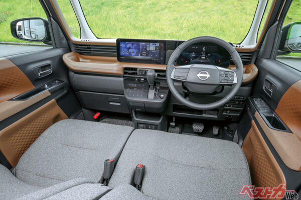 ハイウェイスターのコックピットまわり。12.3インチのセンターディスプレイが目立つ