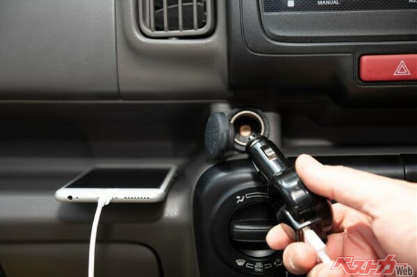 いまではアクセサリーソケットが主流だが、シガーソケットを電源として使用することも可能(chihana@Adobe Stock)