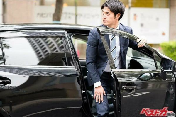 信号待ちでは運転手交替のほか、トランクの荷物を取りに行くのもダメ（Peak River@Adobestock）