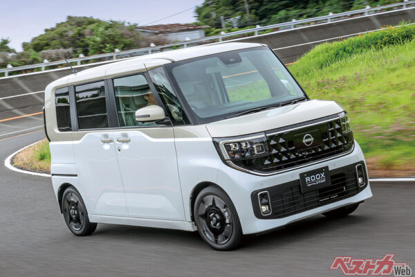 試乗車のボディカラーはホワイトパール／フローズンバニラ2トーン。塗り分け位置も絶妙でオシャレ