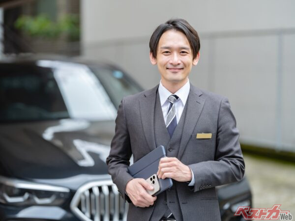 値引きという商文化が自動車販売に残り続ける限り、ディーラーも営業マンもフロアマットの標準装備を望むことは無い（naka@Adobestock）
