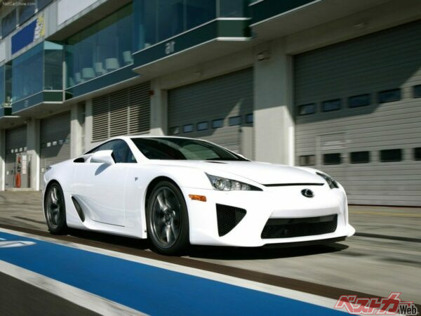 新車販売価格3750万円。特別仕様のニュルブルクリンクパッケージは4450万円にもなる