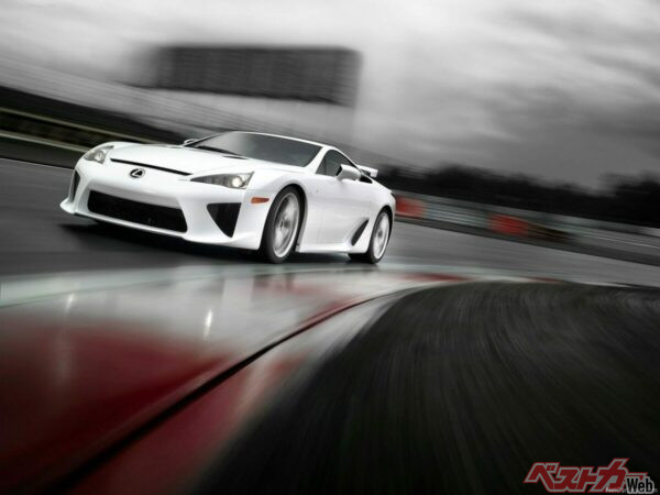 ボディカラーは標準色が10色でオプション色が20色、ステアリンググリップやシート、ドアトリムやセンターコンソールは各12色、ホイールは3種類、ブレーキキャリパーは6色