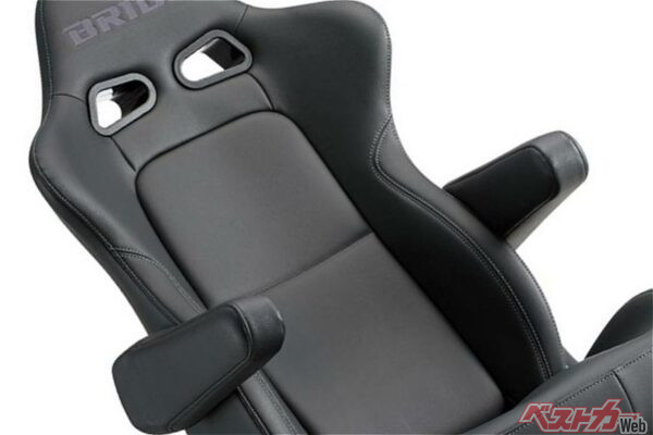 レーシーで高級感もプラス!!　レザー調バケットシートが汚れにも強くてカッコよすぎる件!!!