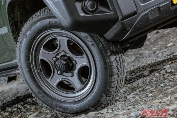 マットガンメタリックが精悍な5本スポークのOFFLESSER（オフレッサー）OP-S5 MGMを装着。大地にタフなイメージを刻む