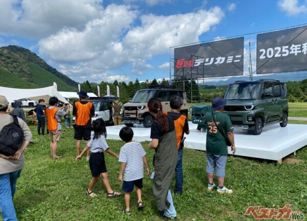 広大なキャンプ場でも存在感バリバリの新型デリカミニ。来場されたご家族がどんどん集まってきた~!