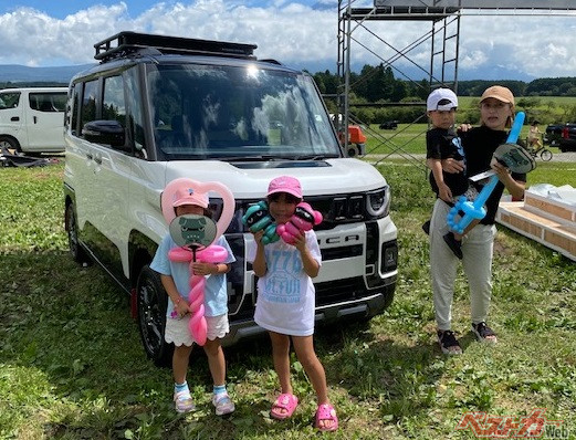 バルーンアートとデリカミニ。お似合いですね、西山さん