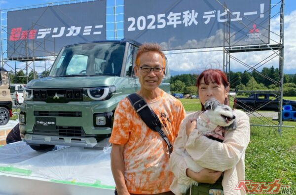 「濃いめの色が似合いますね」と話す直井さんご夫婦と愛犬