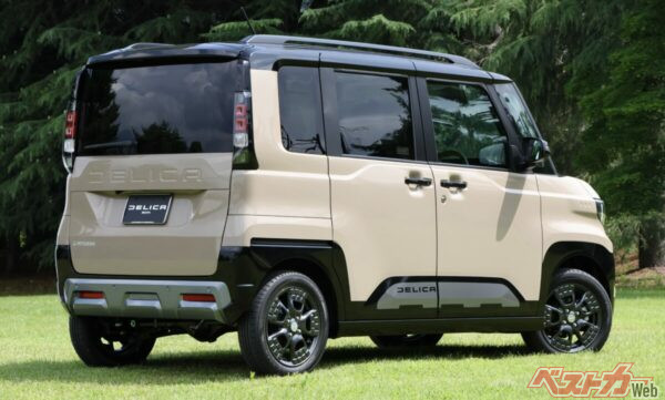 アウトドアテイストあふれる新型デリカミニのリアビューもいいね~!