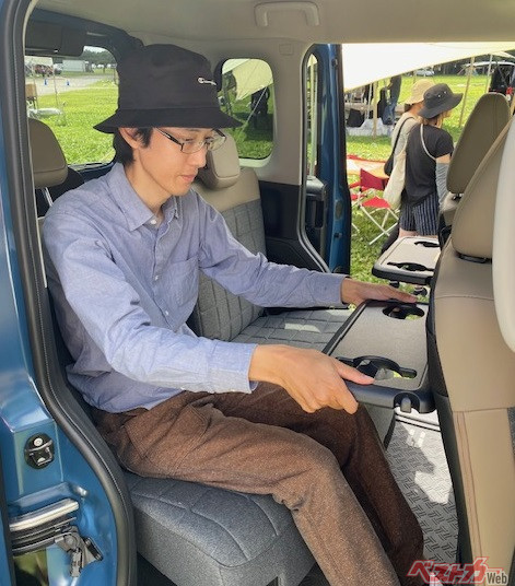 「リア・テーブルが2つ備わったのも新型の魅力ですね」と満足の様子