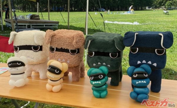 新しくなったデリ丸。たち。前に並んでいるのはバルーンアーティストの瞳さんの作品