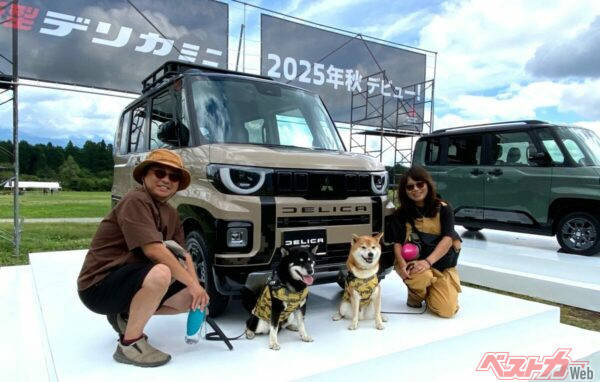 愛犬たちと一緒にハイポーズ! 「デリカD:5とデリカミニの2台所有……、いいかもしれないですね~」と山本さんご夫婦