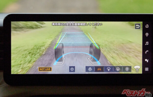 さらに驚くのはこちら。車両の下側の状況もこのように見える! 先進装備も新型デリカミニの特徴だ!