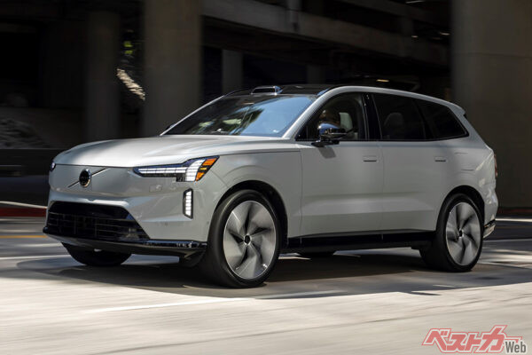 ボルボの3列シート電動SUV「EX90」。フロントガラス上部に見えるのがLiDARだ