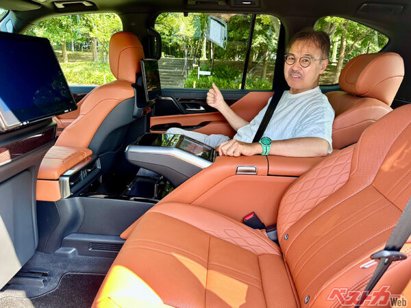 4人乗りの左右独立後席は豪華で快適な空間だ