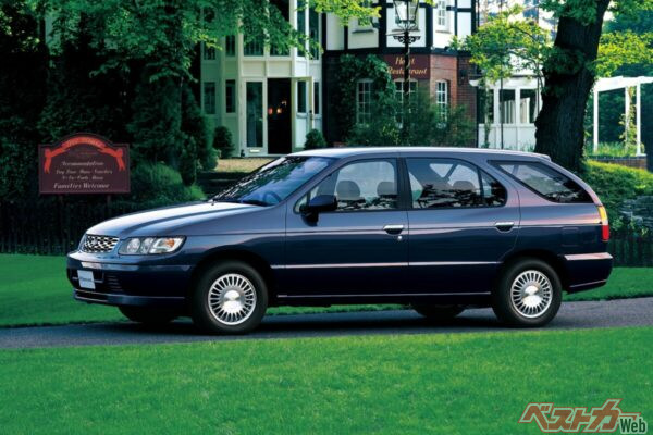 1997年、東京モーターショーへの展示と同時に発売が開始されたルネッサ。セダンの乗り心地、ワゴンの積載性、ミニバンの開放感を併せ持つモデルとして開発されている